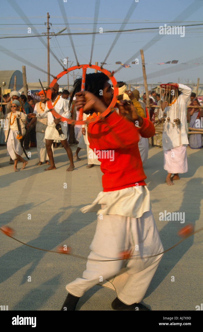 Pilger, die wirbelnden traditionellen Kugeln in einer Prozession zum Sangam, Maha Kumbh Mela, Allahabad, Uttar Pradesh, Indien Stockfoto