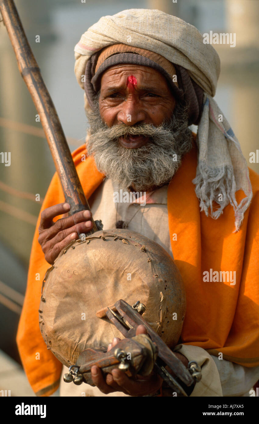 Wandernde Pilger Musiker mit home made Sitar, Maha Kumbh Mela 2001, Allahabad, Uttar Pradesh, Indien Stockfoto