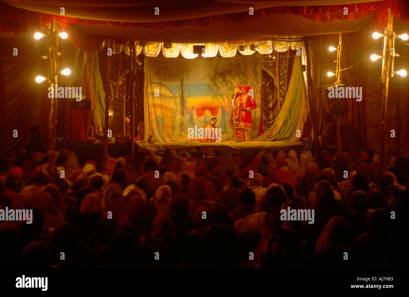 Religiösen spielen, die an durch einen Ashram für die Ausbildung von Pilgern, Maha Kumbh Mela 2001, Allahabad, Uttar Pradesh, Indien Stockfoto