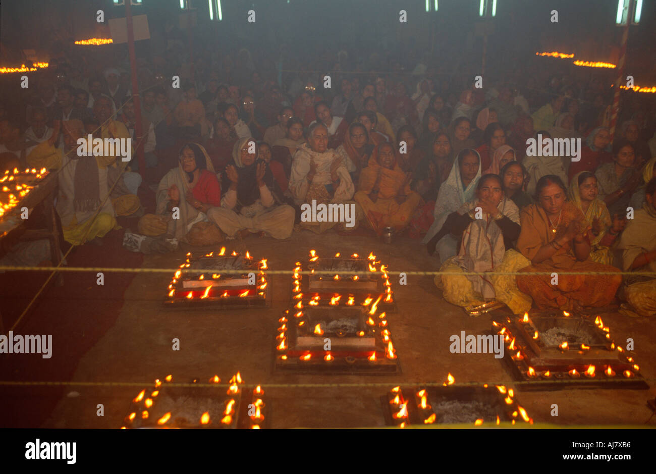 Feuerzeremonie in einen Ashram auf Basant Panchmi Badetag, Maha Kumbh Mela 2001, Allahabad, Uttar Pradesh, Indien Stockfoto
