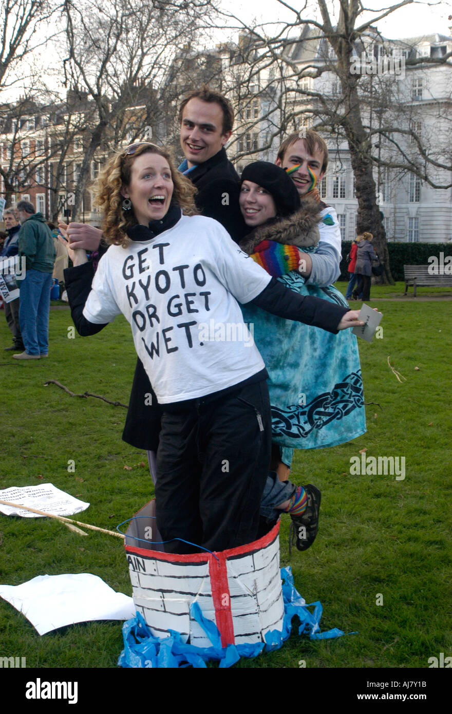 Umweltaktivisten protestieren am Scheitern der USA und der australischen Regierung, Kyoto-Protokoll zu ratifizieren. London. Stockfoto