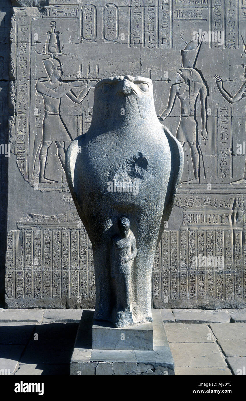 Riesige Statue des antiken ägyptischen Falcon - vorangegangen Gott Horus, Edfu, Ägypten. Artist: Unbekannt Stockfoto