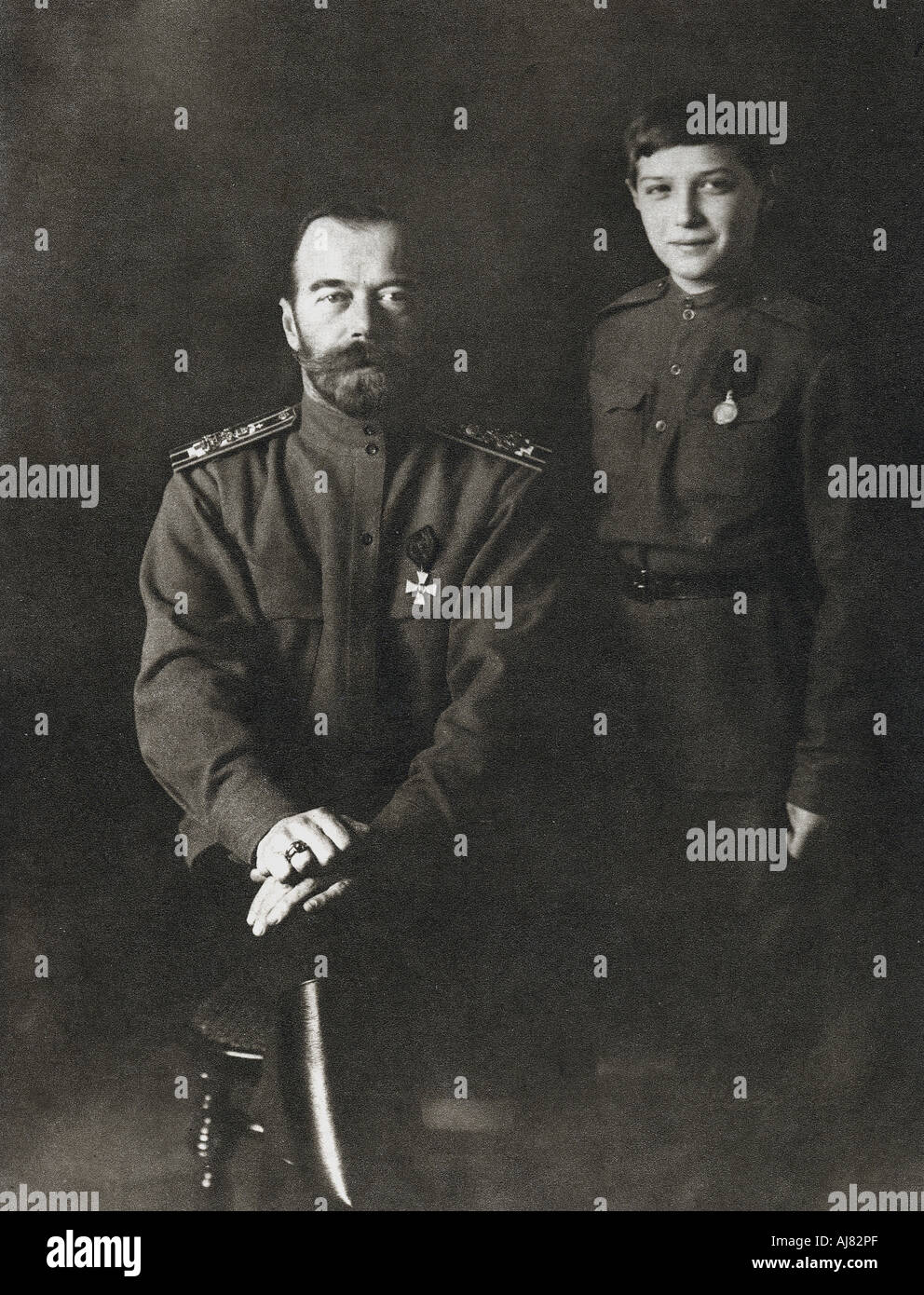 Nikolaus II., Zar von Russland und seinem Sohn, Alexei, in Uniform, 1915. Artist: Unbekannt Stockfoto