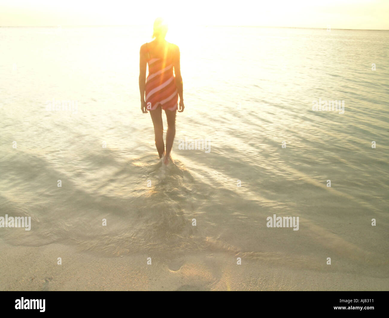 Frau zu Fuß am Ufer entlang Sandstrand, Mauritius Stockfoto