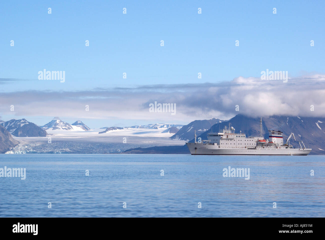 Akademik Sergey Vavilov vor Anker von Prins Karls Vorland Svalbard Stockfoto