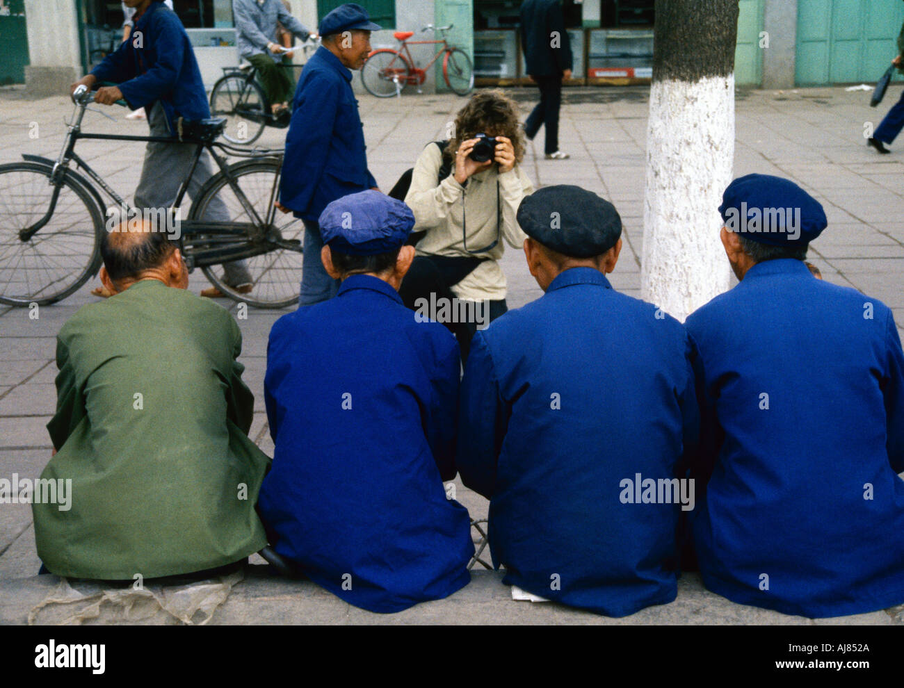 Westliche Touristen fotografieren einer Gruppe von chinesischen Männer in Peking, China Stockfoto