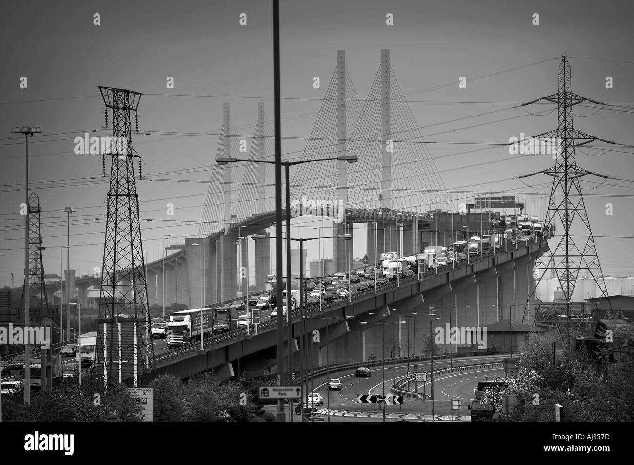 Dartford Bridge Thames Estuary London gefüllt mit Berufsverkehr Stockfoto