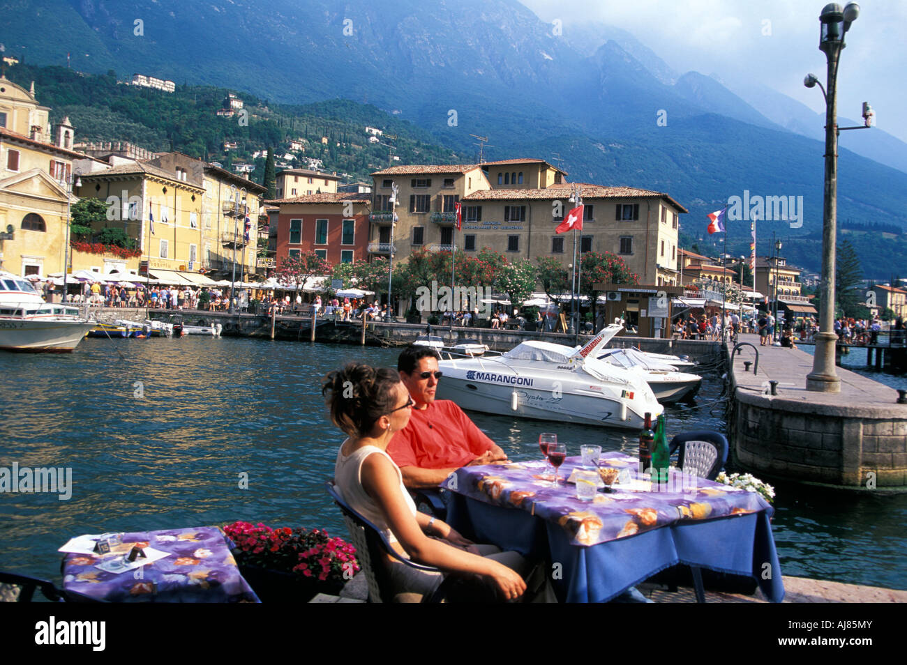 Paar, sitzen in einem Restaurant am Hafen von Malcesine am Gardasee-Veneto-Italien Stockfoto