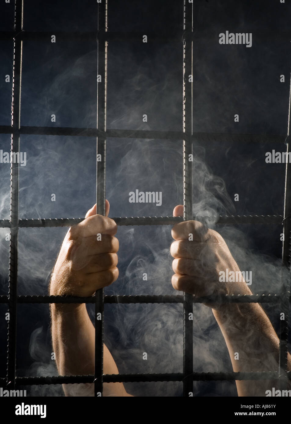 Hände strecken sich von hinten Metall-bars Stockfoto