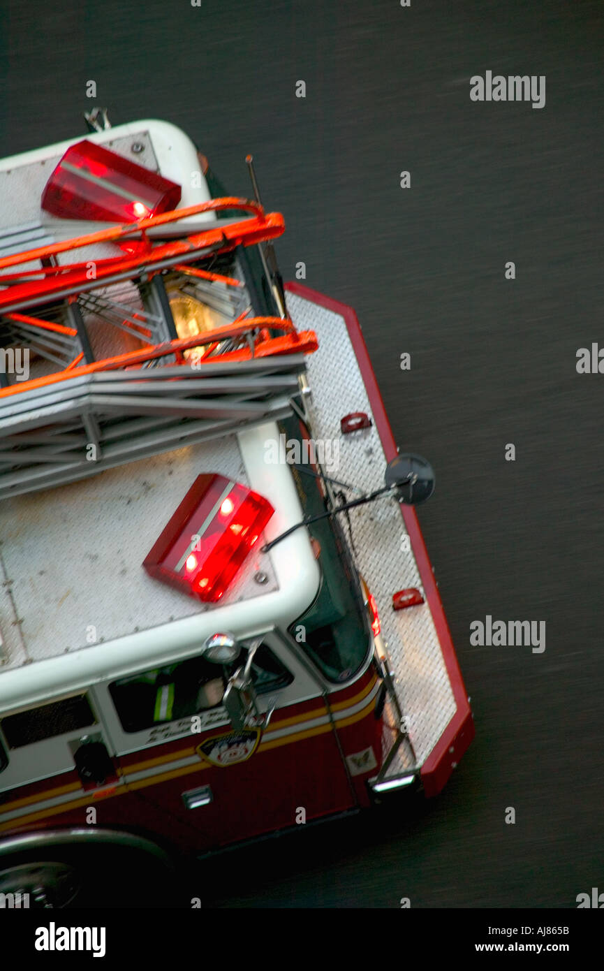 Draufsicht von Midtown Manhattan New York Fire Department NYFD Leiter 4 Feuerwehrauto auf Eighth Avenue auf dem Weg zum Notfall fi Stockfoto