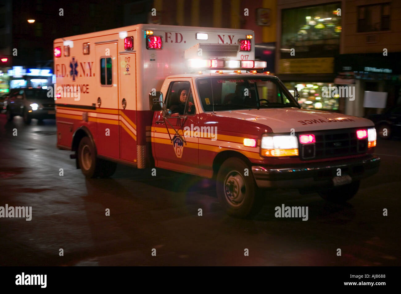 NYFD New York Feuerwehr Medic Krankenwagen mit Blaulicht auf New York City Straße nachts Midtown Manhattan New York Stockfoto