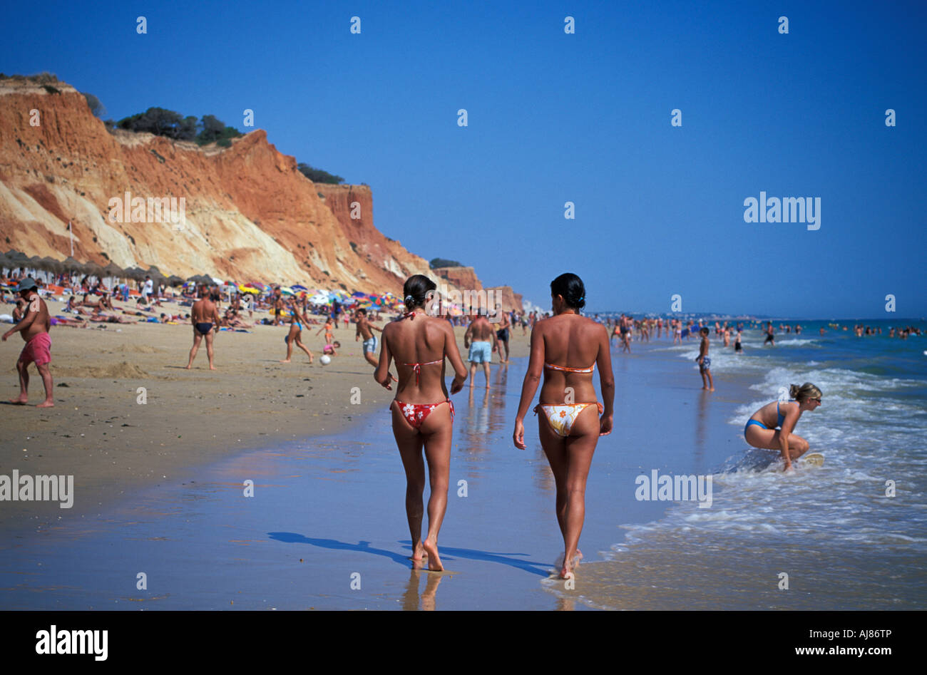 Junge Menschen Praia da Falesia-Albufeira-Algarve-Portugal Stockfoto