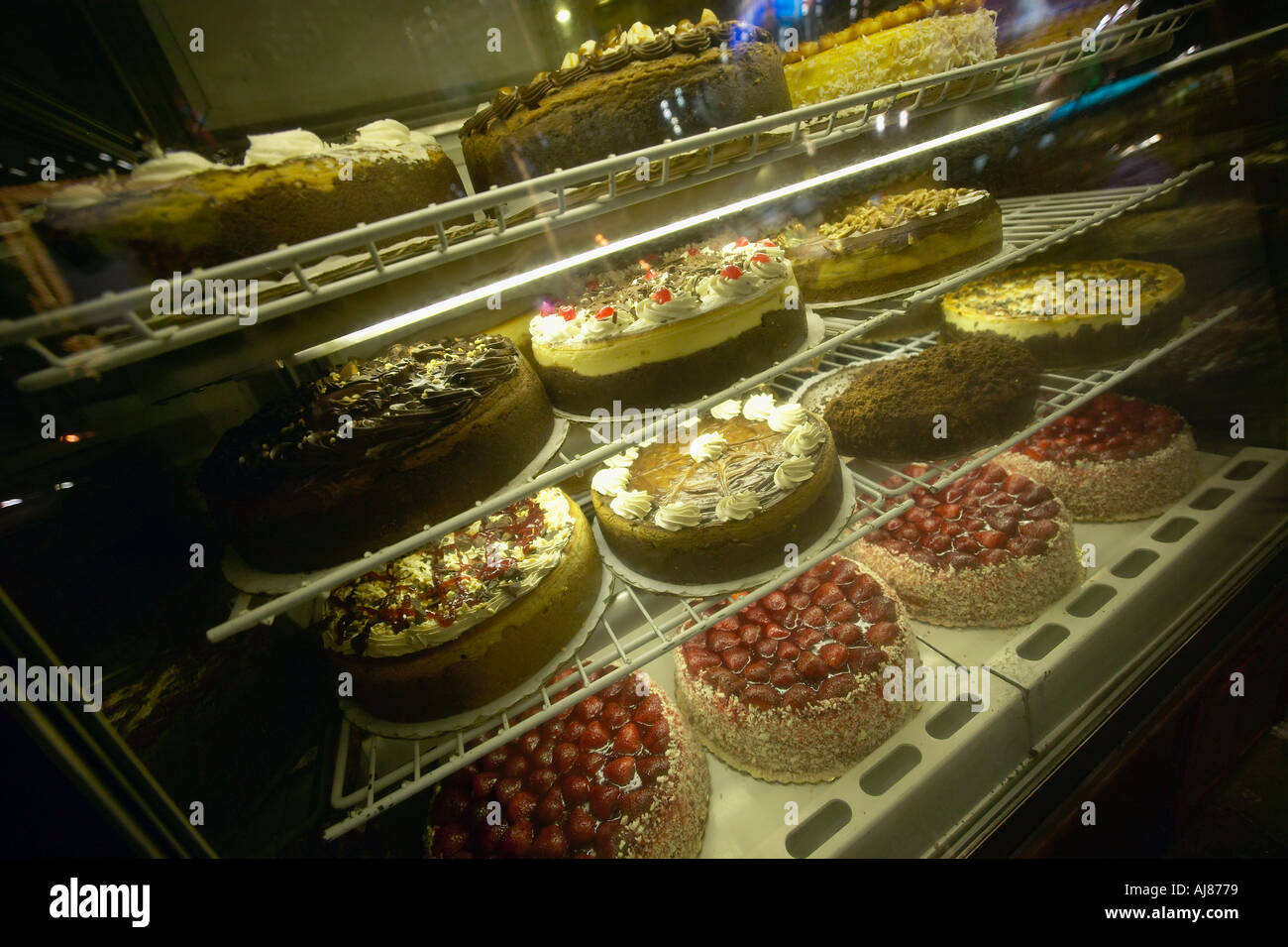 Desserts im Fenster Vitrine bei Roxy Feinkost in Times Square New York NY Stockfoto