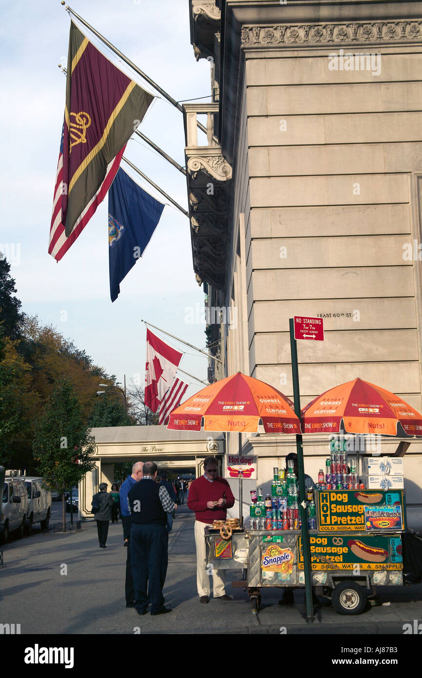 Hot Dog und Brezel Vendor und Karren auf der West Sixth Street und Fifth Avenue in der Nähe von Central Park in Manhattan New York NY Stockfoto