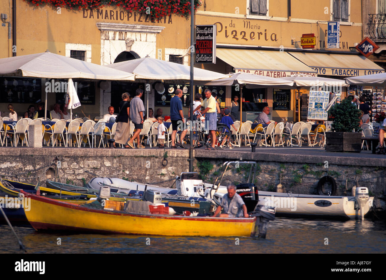 Straßencafé im Hafen von Malcesine am Gardasee-Veneto-Italien Stockfoto