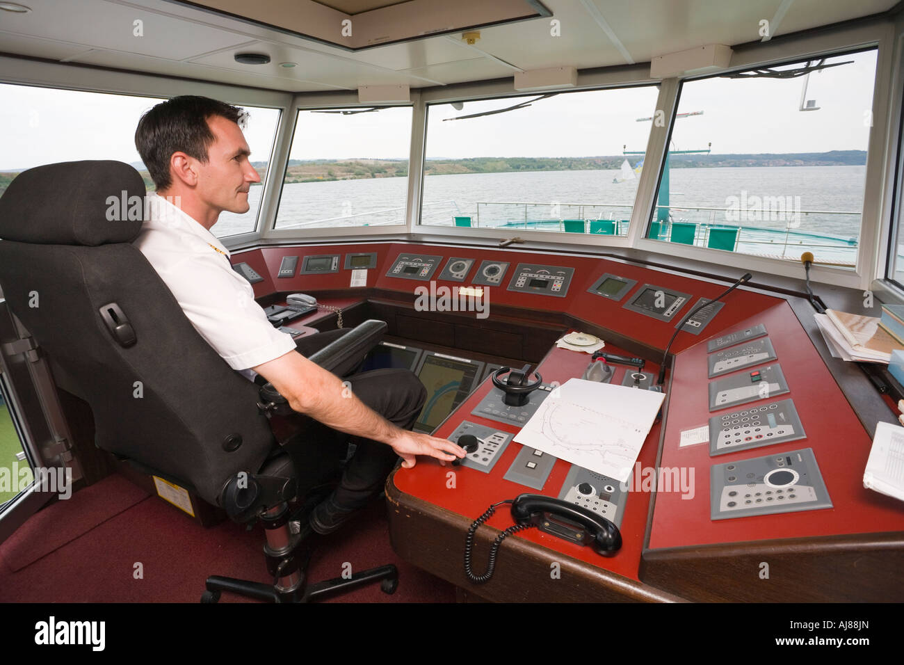 Kapitän Pasztor Zoltan im Steuerhaus das Kreuzfahrtschiff "MS Amadeus Royal" sitzen und fahren sein Schiff auf eine Donau-Kreuzfahrt Stockfoto