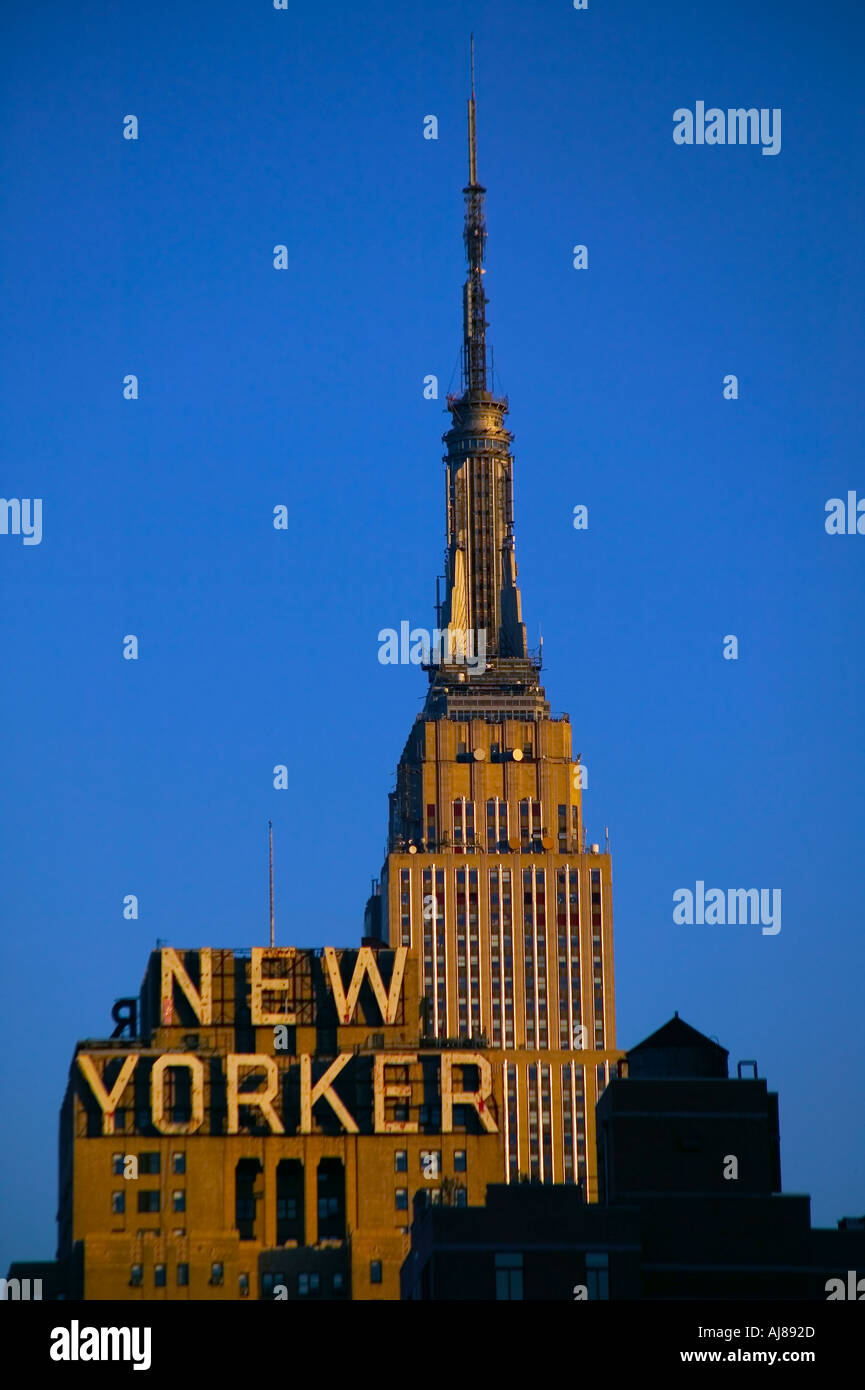 Empire State Building und New Yorker Gebäude New York NY Stockfoto