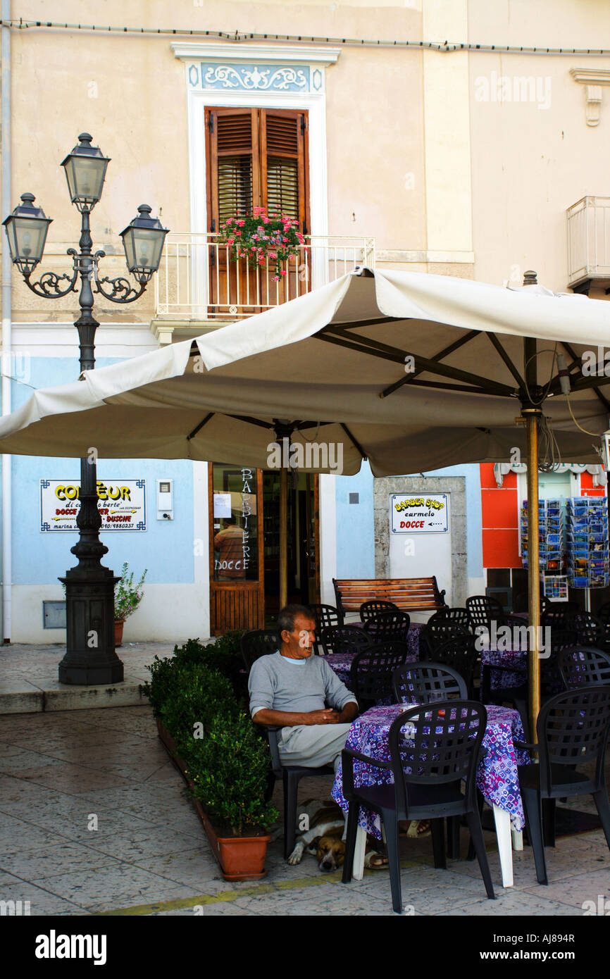 Cafe im Hafen von Marina Corta auf Lipari in der Äolischen Inseln-Sizilien-Italien Stockfoto