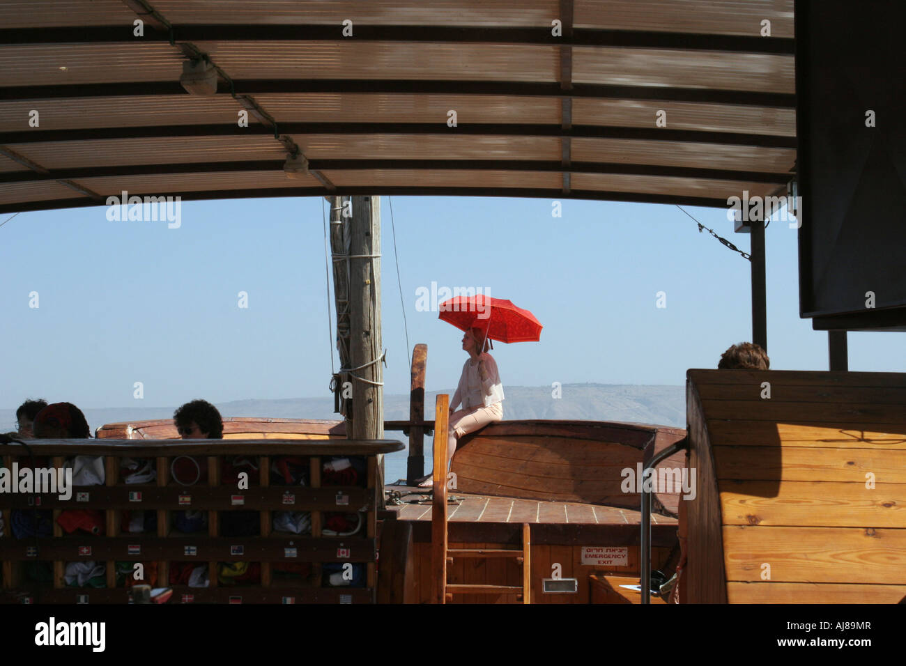 Israel-See Genezareth-Touristen an Bord ein 1: 1 Nachbau des Jesus Boot alten Holzboot in den See Genezareth aufgedeckt Stockfoto
