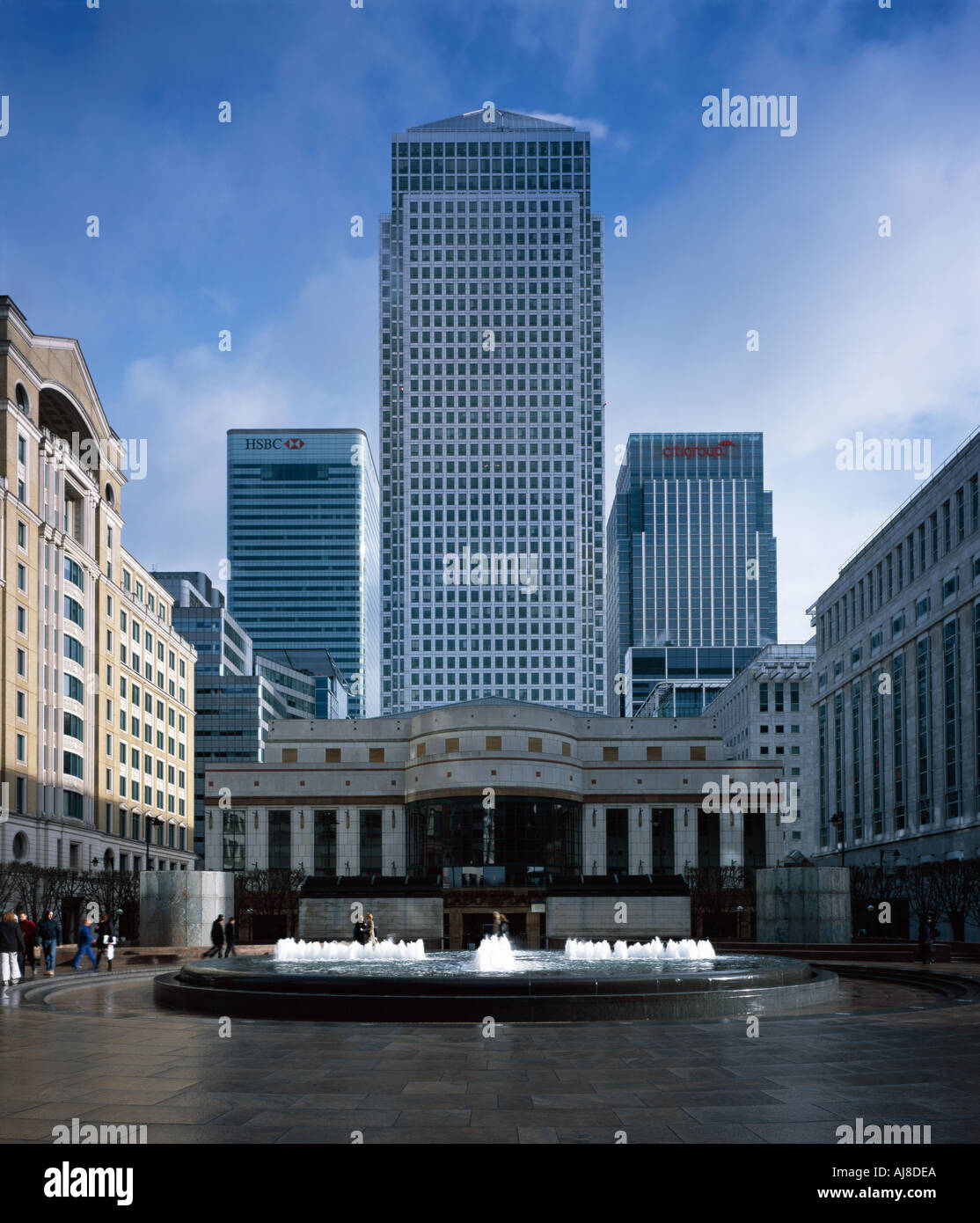 Cabot Square in Londons Canary Wharf mit Blick auf den Canada Square Nummer 1 und dem Springbrunnen im Vordergrund Stockfoto