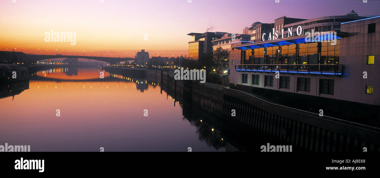 Glasgow Waterfront Casino bei Dämmerung und River Clyde Stockfoto