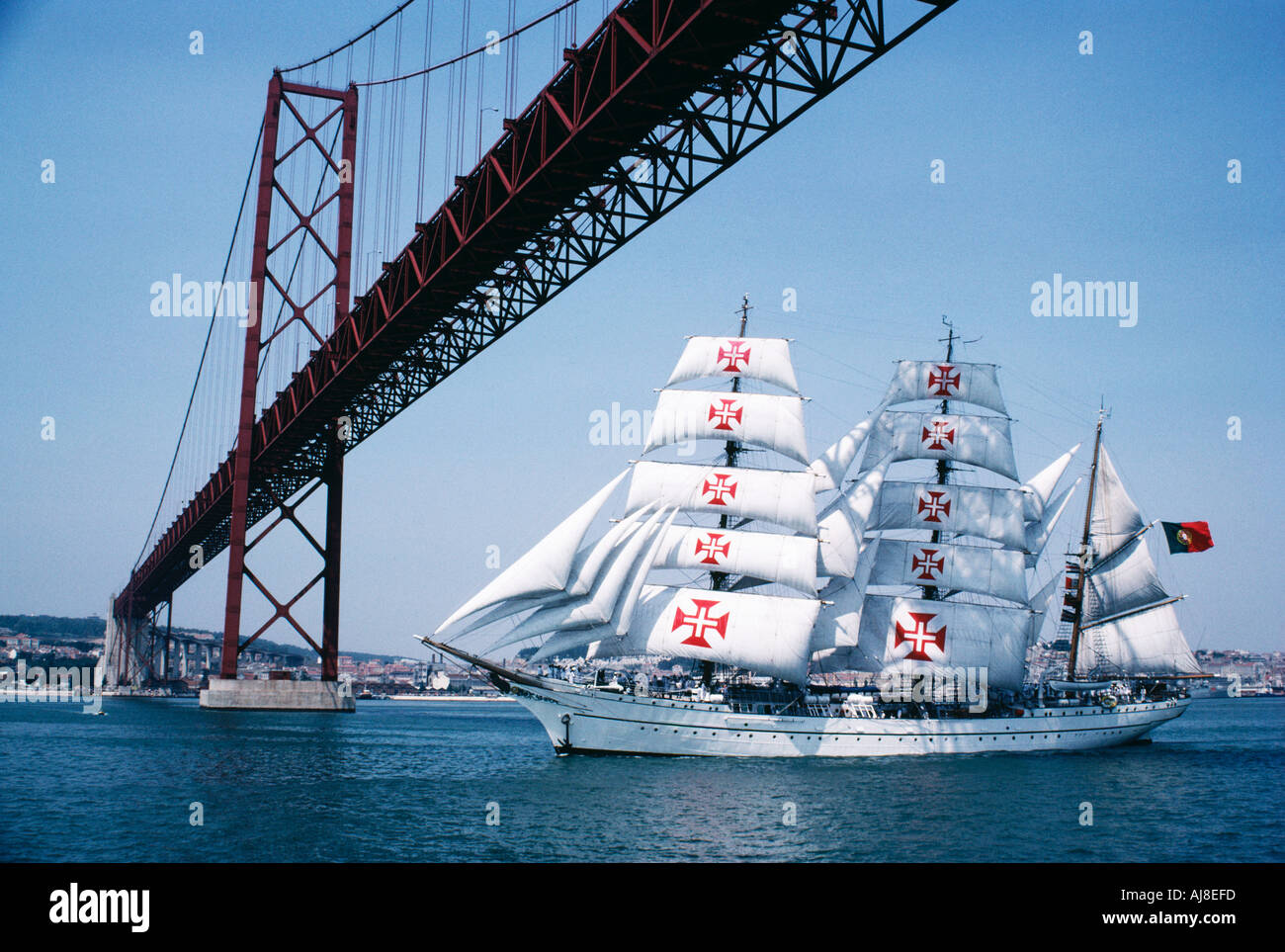 Trainer der portugiesischen Marine Segel Schiff Sagres Segeln unter den 25 April Tagus Fluss-Brücke in Lissabon Stockfoto