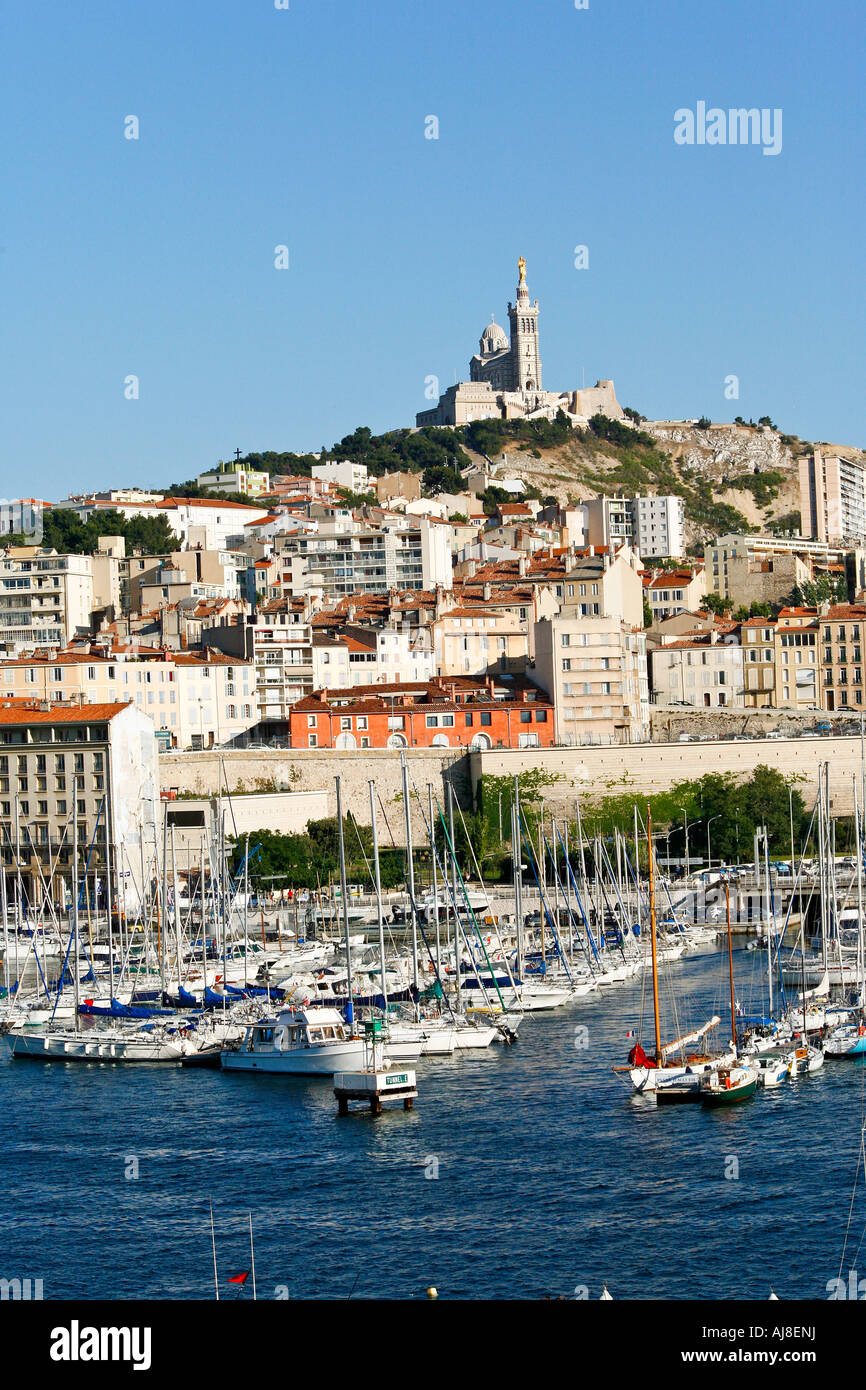 Vieux Port und die Basilika Notre Dame De La Garde in Marseille, Frankreich. Stockfoto