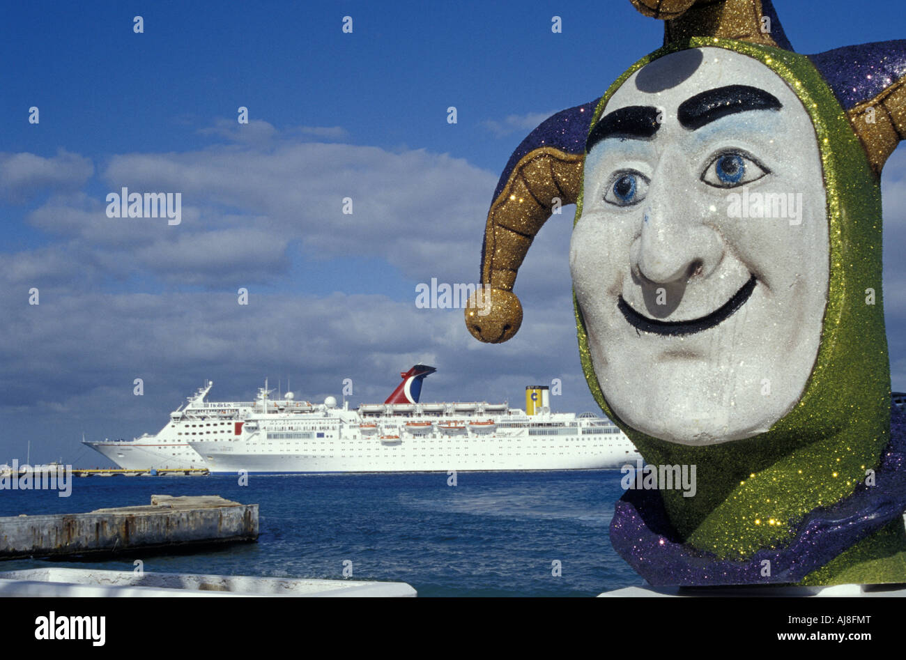 Jester Skulptur und Kreuzfahrtschiff, Insel Cozumel, Mexiko Stockfoto