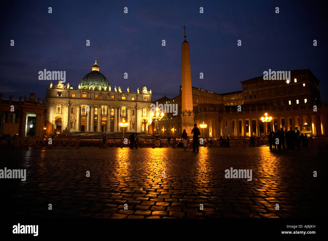 Str. Peters Basilica und Square bei Nacht Vatikanstadt Rom Latium Italien Stockfoto