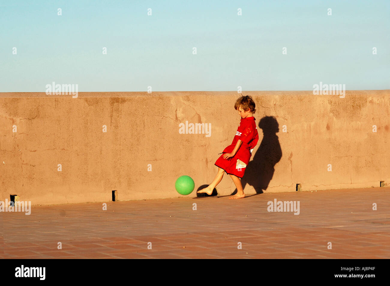 Kleiner Junge einen Ball Stockfoto