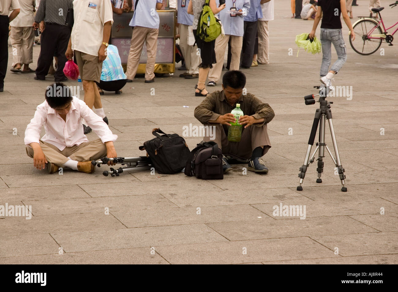 Lokalen Fotografen, die eine Pause am Tiananmen-Platz, Peking, China Stockfoto