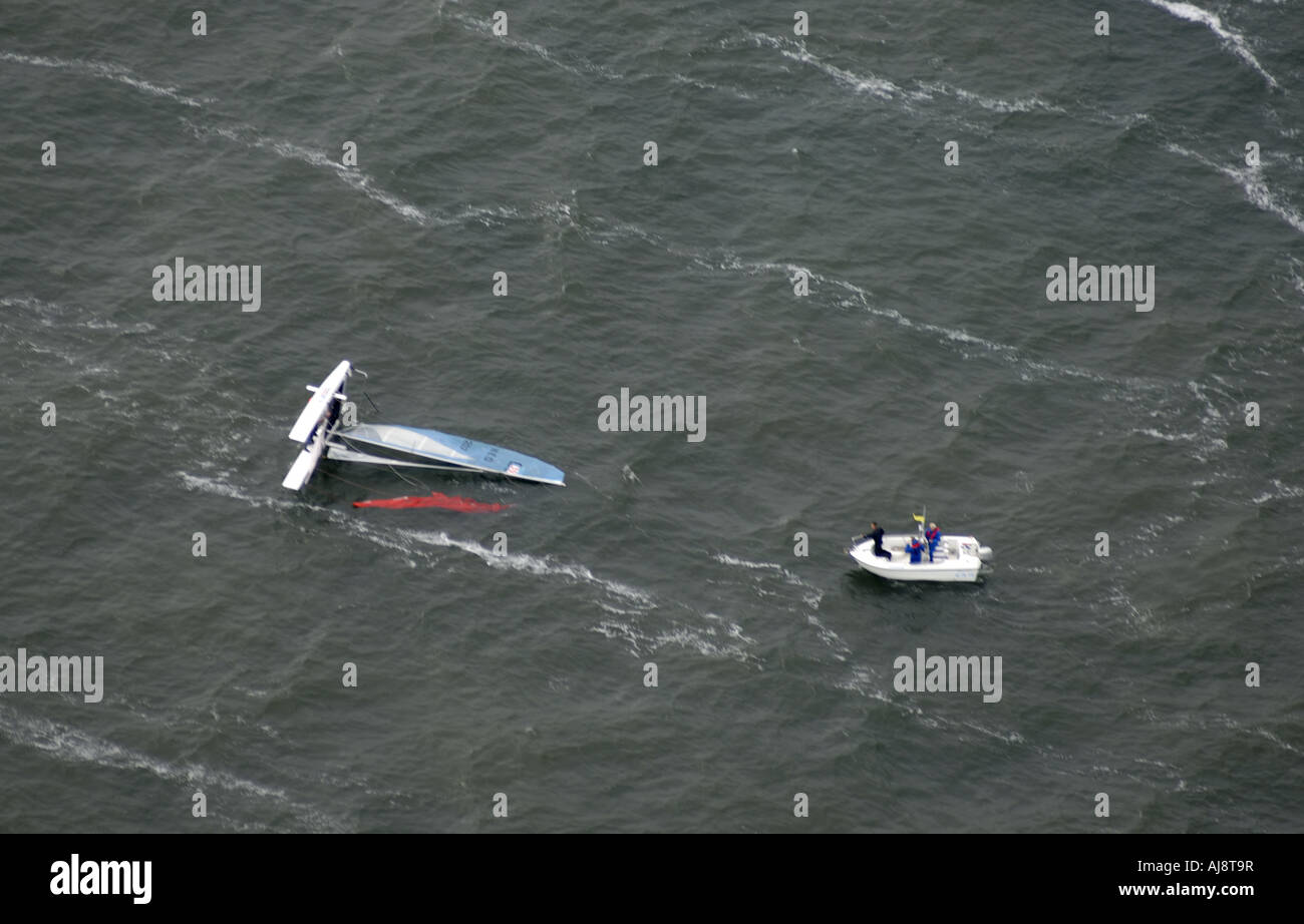 Texel Ronde van Texel Round Texel Race die größte Regatta für Katamaran Segelboote Luftaufnahme von einem gekenterten Boot Stockfoto