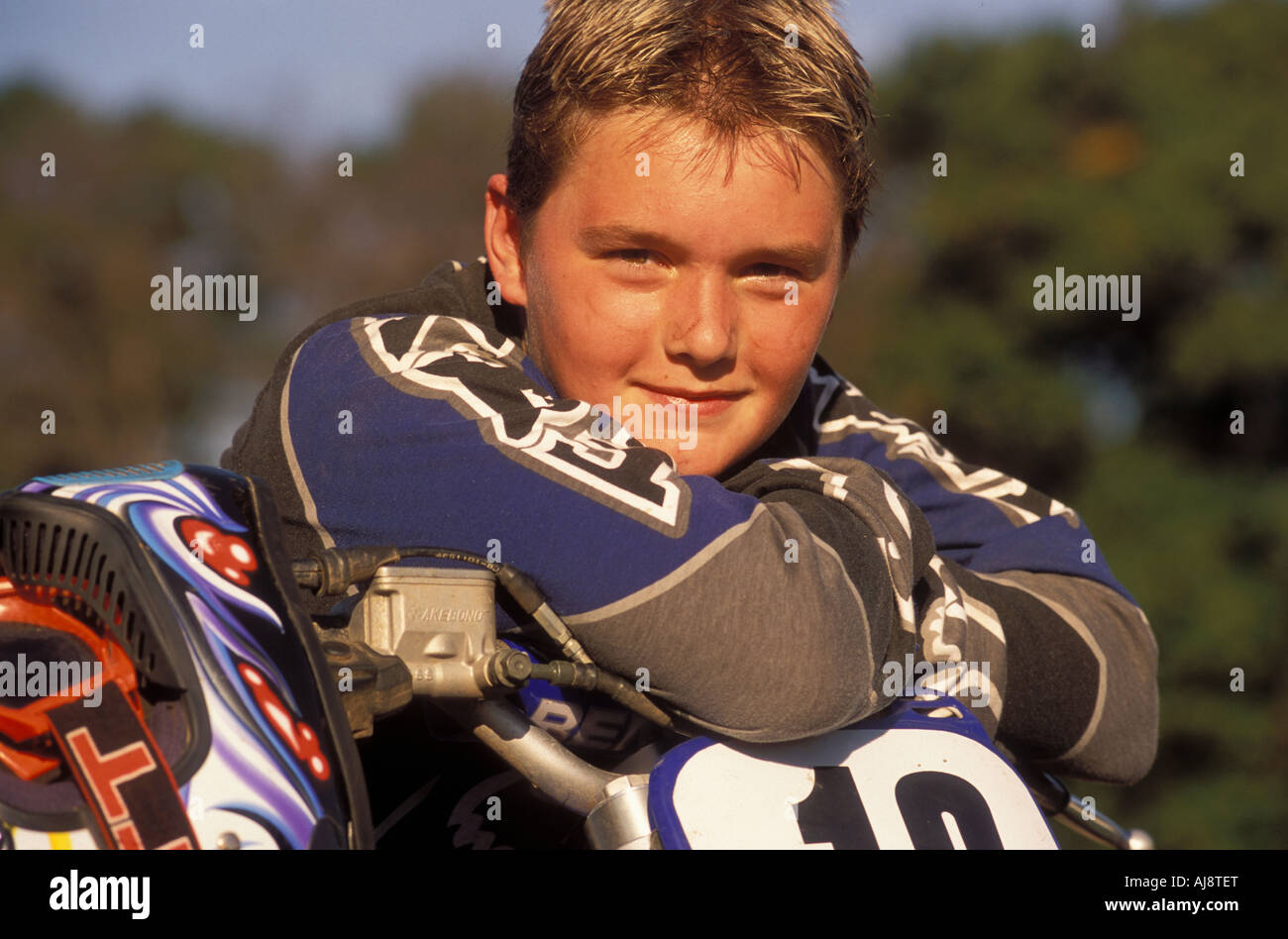 Junge Motor-Cross Racer mit seinem Motorrad. Stockfoto