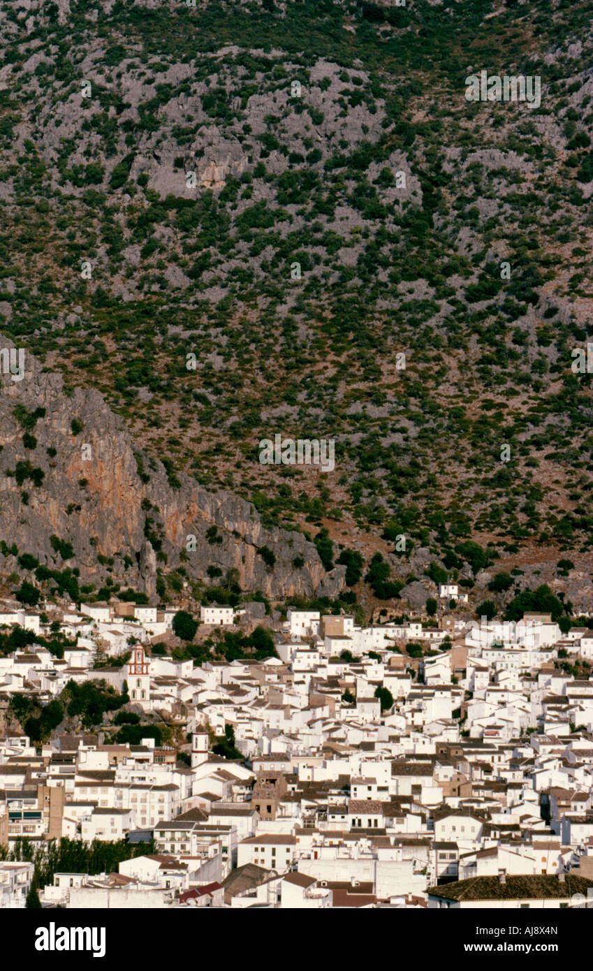 Blick hinunter auf die Stadt von Ubrique am Rande der Sierra de Grazalema natürlichen park in der Provinz Cadiz Südspanien Stockfoto