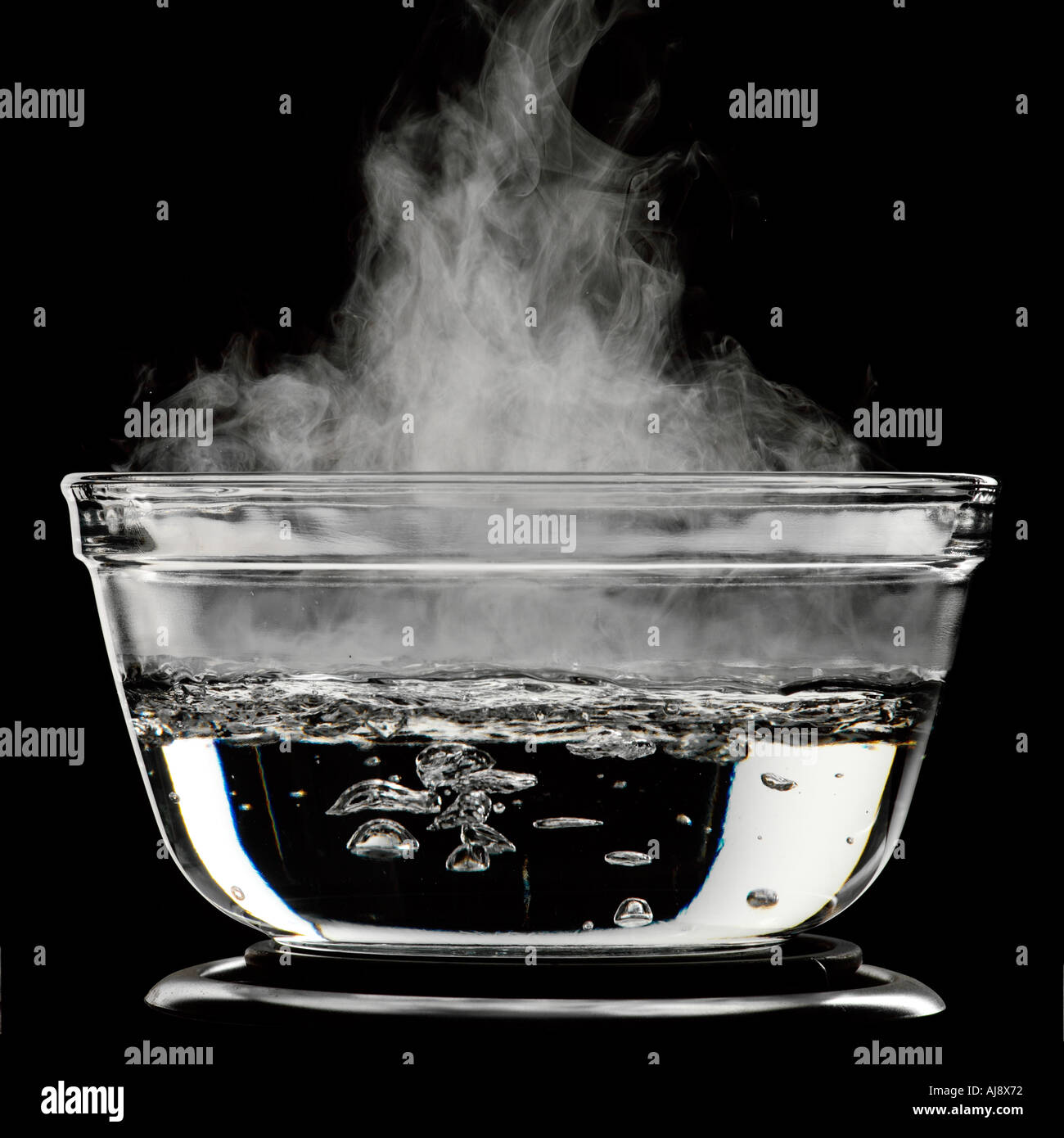 Wasser kocht im Glas Stockfoto