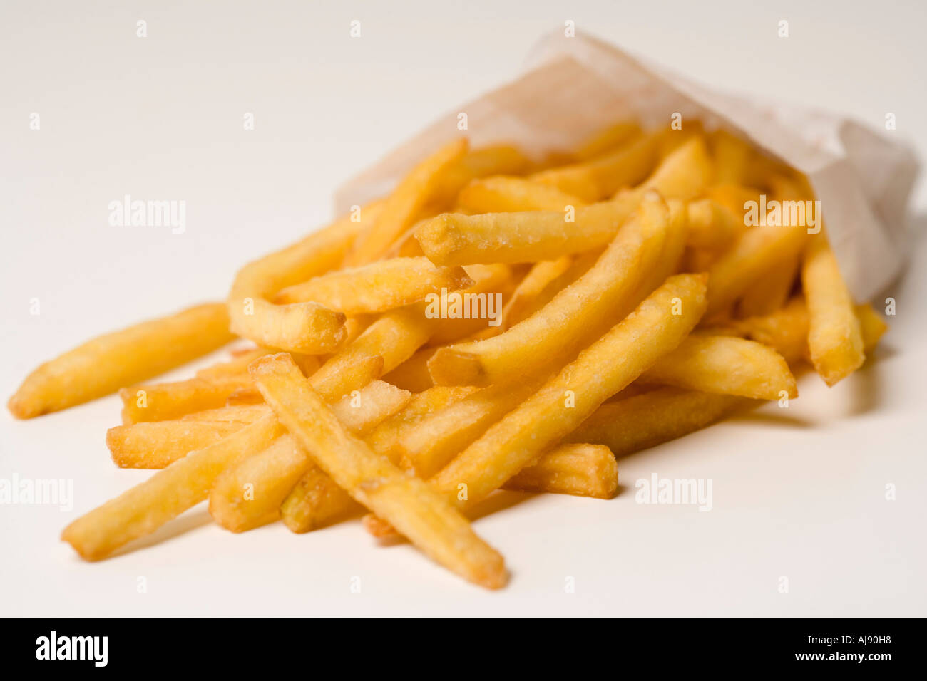 Pommes frites aus Papiertüte Stockfoto