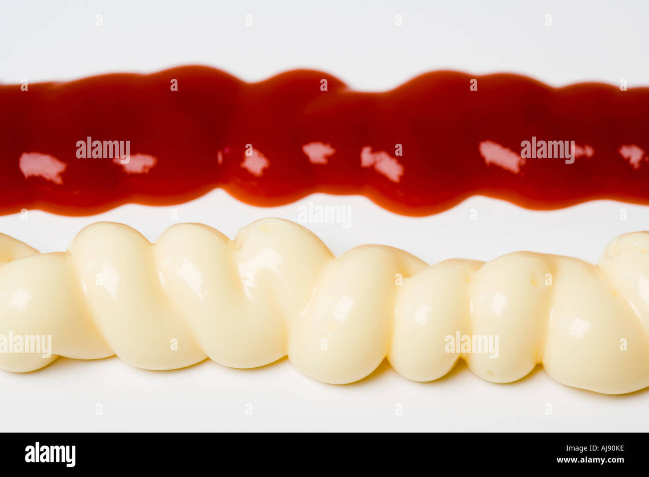 Linien der Mayonnaise und ketchup Stockfoto