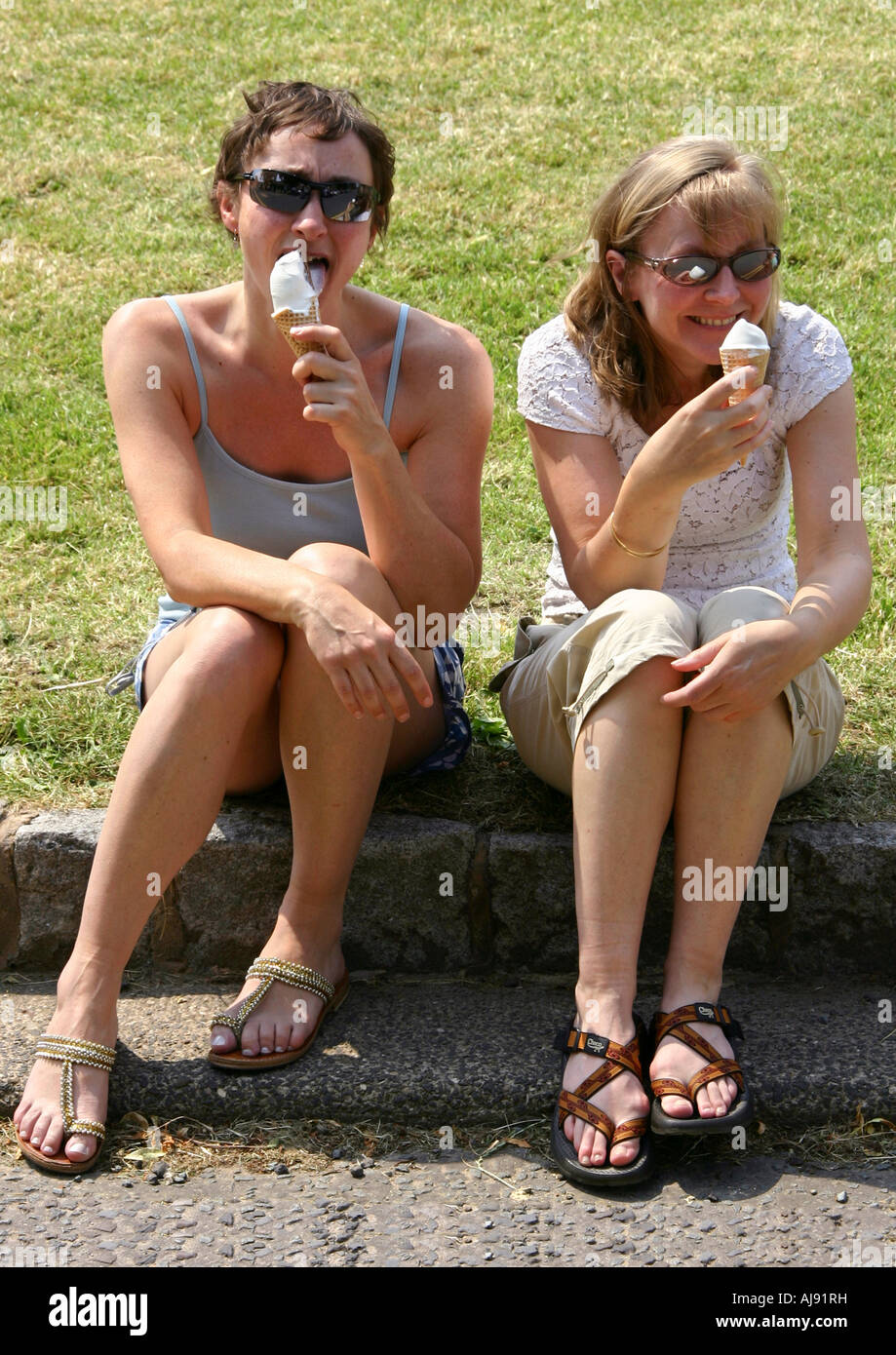 zwei Frauen essen Eis an einem Sommertag Stockfoto