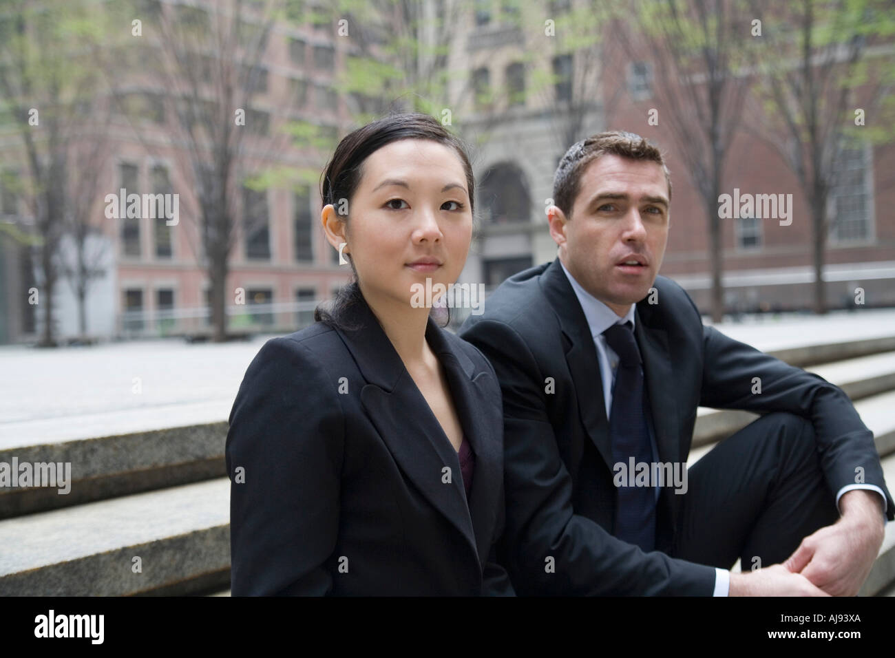 Geschäftsmann und Geschäftsfrau auf Stufen Stockfoto