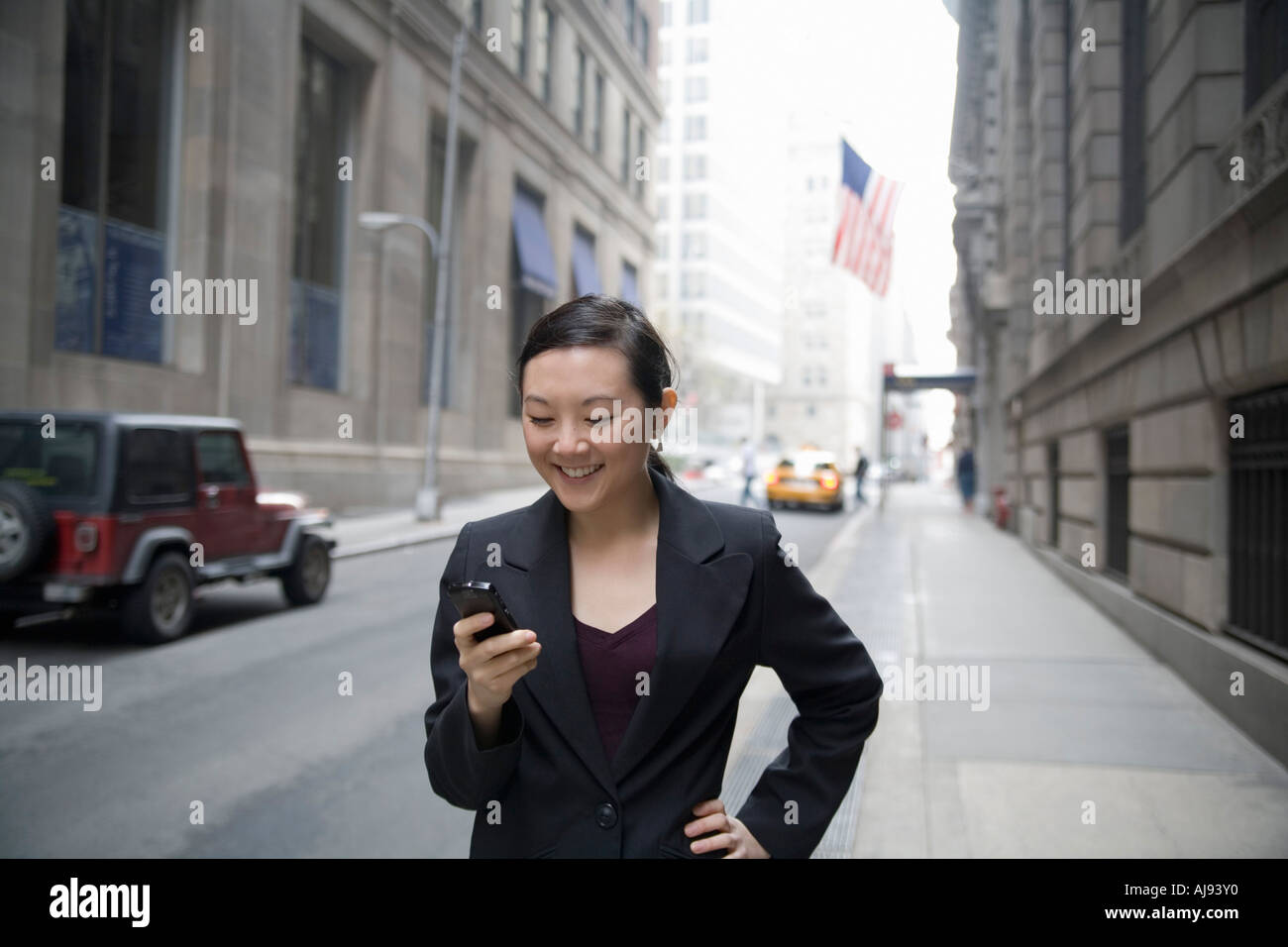 Geschäftsfrau mit Handy und lächelnd Stockfoto