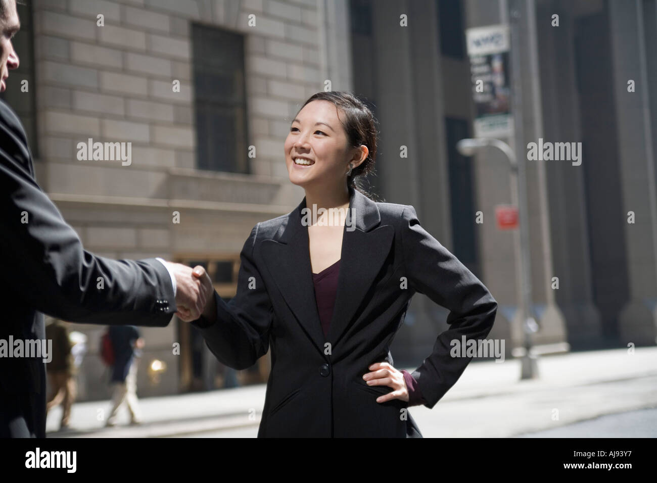 Geschäftsfrau Händeschütteln mit Geschäftsmann auf Stadt Straße Stockfoto