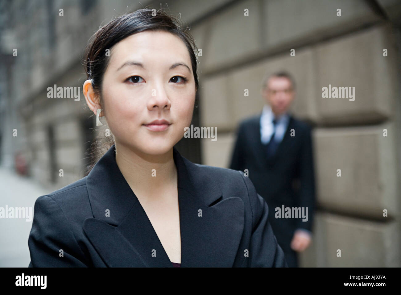 Portrait von junge Geschäftsfrau stehen auf Stadtstraße Stockfoto