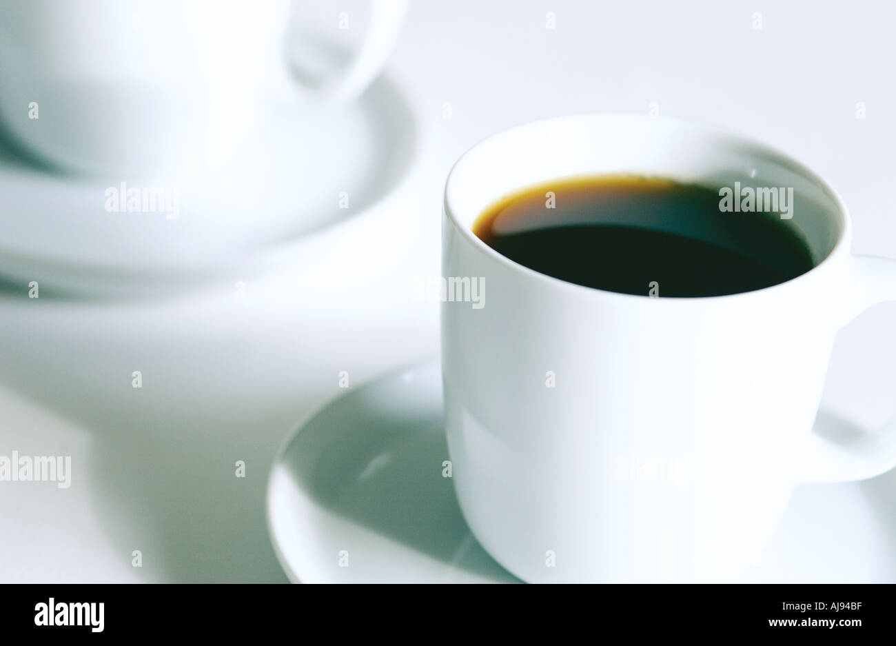 Nahaufnahme weißer Kaffeetassen und schwarzer Kaffee Stockfoto