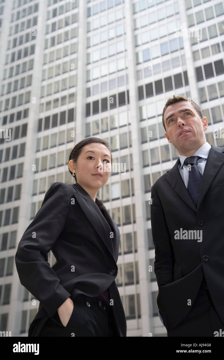 Geschäftsmann und Geschäftsfrau stand vor Bürogebäude Stockfoto