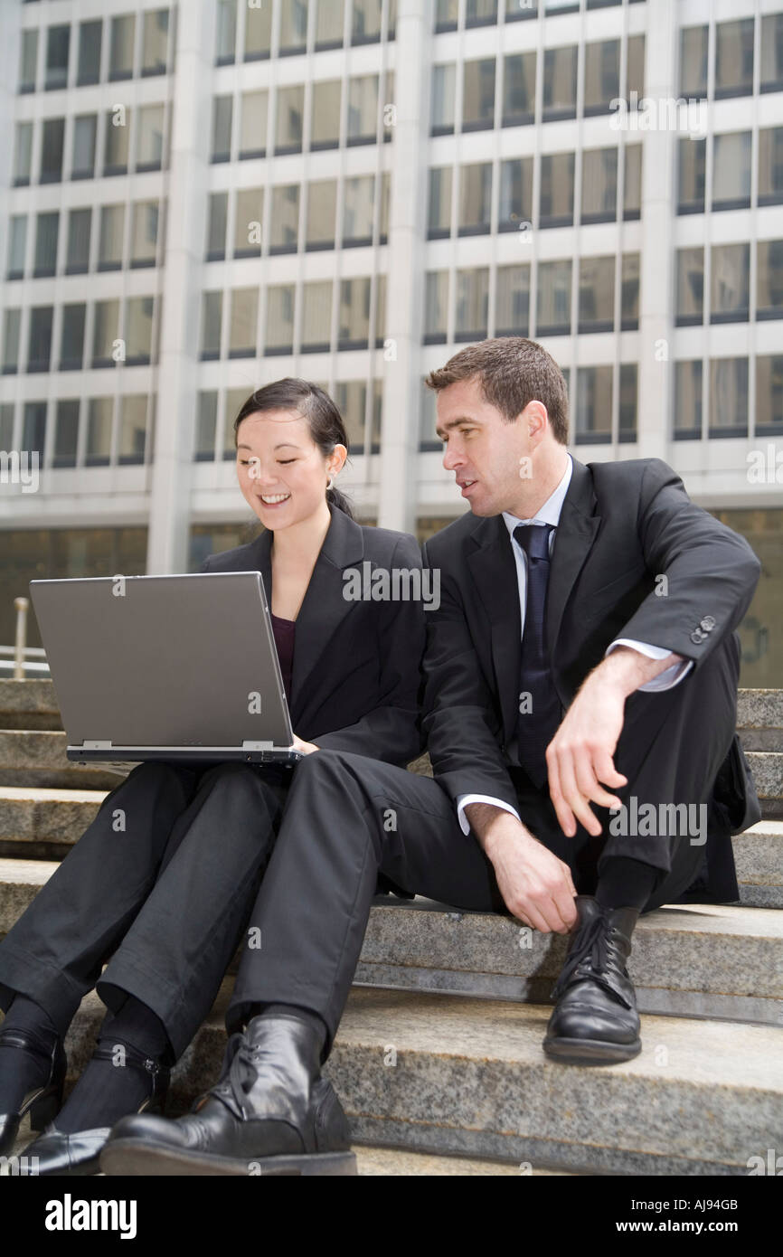Geschäftsmann und Unternehmer mit Laptop vor Bürogebäude Stockfoto