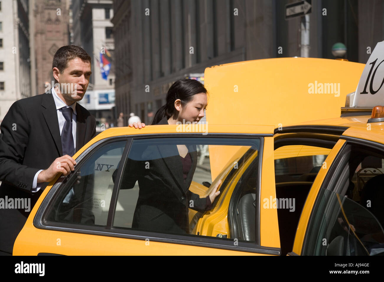 Geschäftsmann und Geschäftsfrau in gelbes taxi Stockfoto