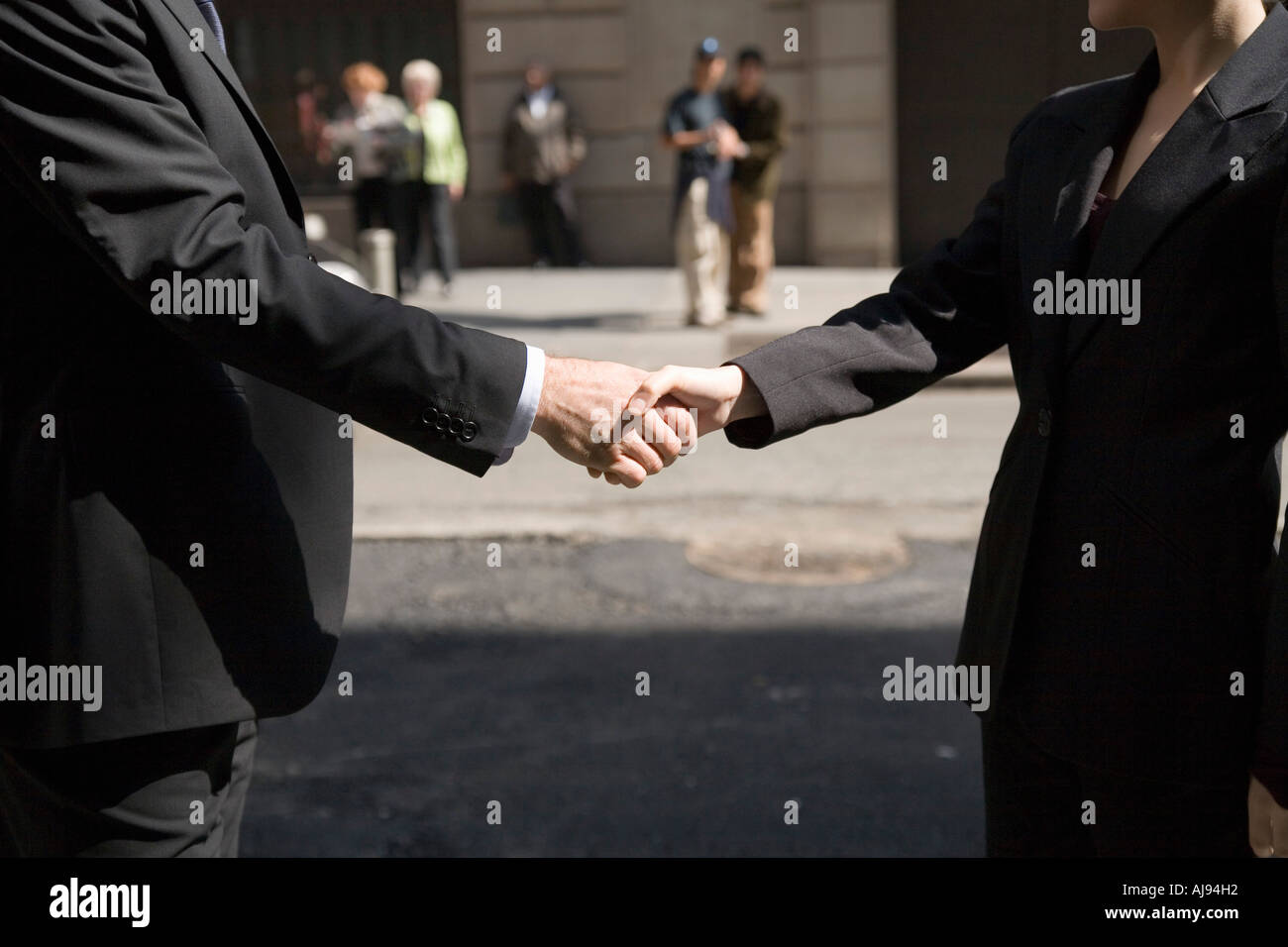 Geschäftsfrau Händeschütteln mit Geschäftsmann auf Stadt Straße Stockfoto
