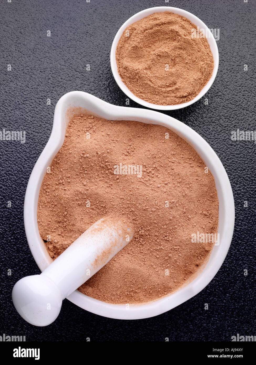 GEMAHLENER INGWER IM MÖRSER Stockfoto