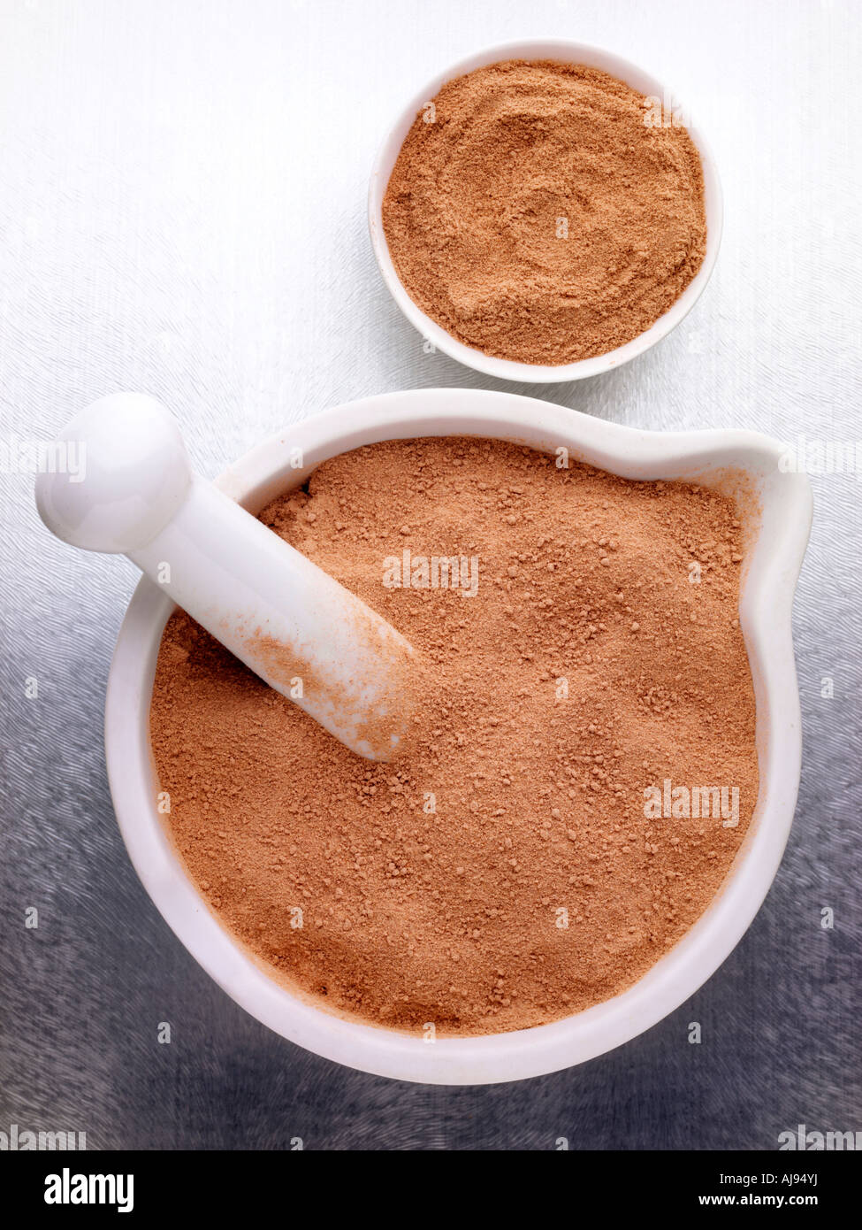 GEMAHLENER INGWER IM MÖRSER Stockfoto