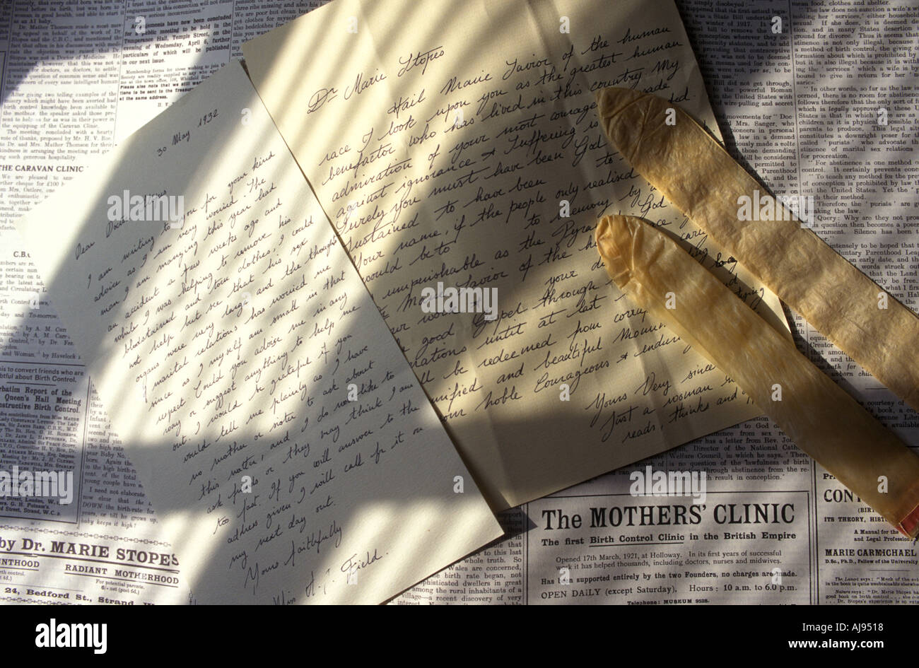 Zwei Kondome aus dem siebzehnten Jahrhundert liegen auf dankbar Briefe an Geburtenkontrolle Pionier Marie Stopes. Stockfoto
